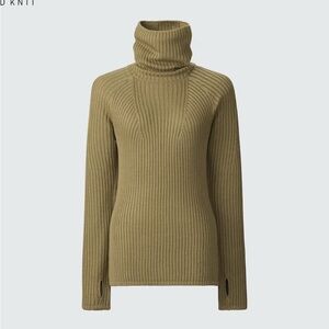 Uniqlo 3D knit Merino blend Turtleneck Sweater